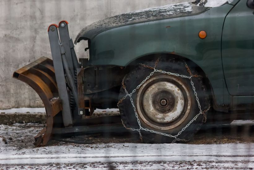 Snowplow vehicle with chains on its tires